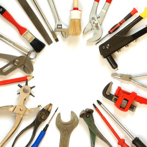 工具 tool的名词复数  有助于做工或完成某事的用具 受人利用的人