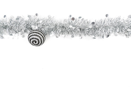 圣诞灰色银花环与白色背景上的黑球