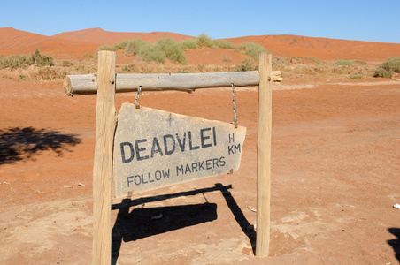 deadvlei，纳米比亚标志显示路径