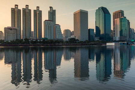 城市办公大楼，在夕阳光水反射