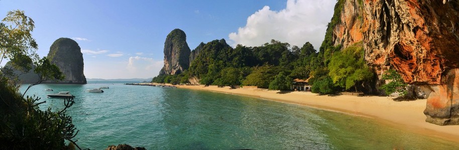 清澈的水，蓝色的天空在洞穴海滩，甲米泰国