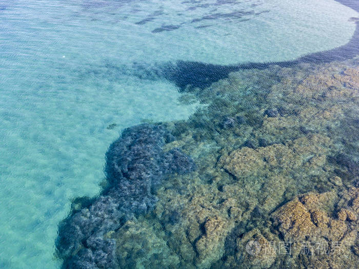 岩石上的海的鸟瞰图.以上,透明的水从海底的概述
