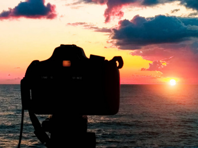 单反相机拍摄托斯卡纳丘陵。单反相机拍摄用海反射的城市景观日落