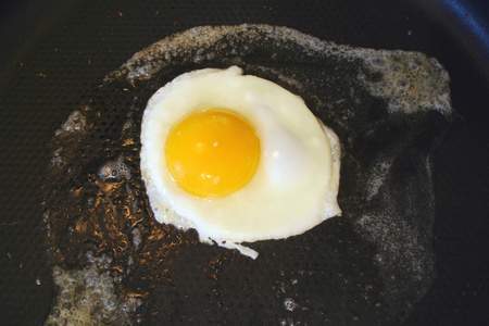 在平底锅中煎蛋时用防晒霜。