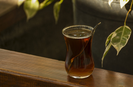 Aromaic 茶木制的桌子上