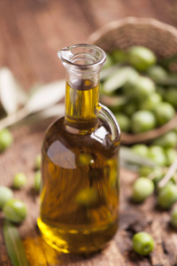 橄榄油和橄榄木制仿古桌上