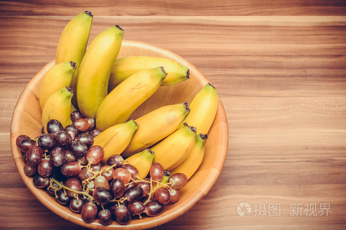 碗新鲜香蕉和葡萄