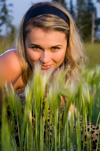 年轻的女孩在草地上