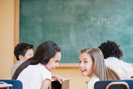 女学生在教室里说话