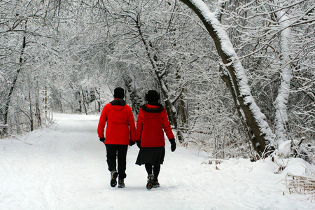 在冬天徒步旅行。