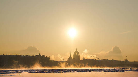 城市冬季景观。冬天圣彼得堡。霜冻的日子里，在涅瓦河上。冬天俄罗斯