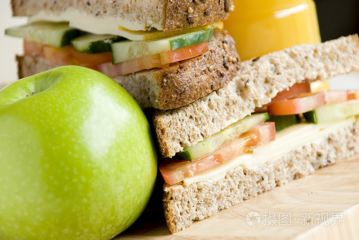 三明治( sandwich的名词复数 ) 夹层 夹心蛋糕 状
