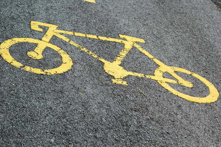自行车标志的道路上