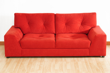 红色沙发。