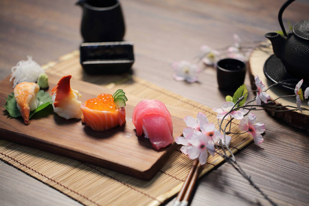 寿司集的生鱼片和寿司卷与茶木背景