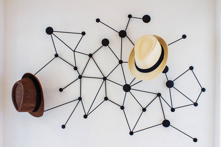 现代设计帽子挂在墙上的装饰