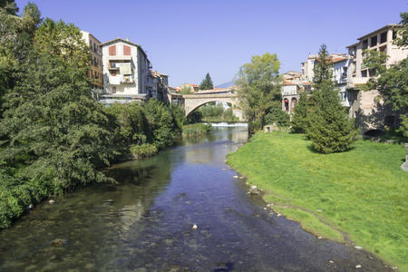 Ripoll 村景观河桥