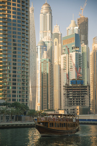 阿布拉阿拉伯船为背景，迪拜摩天大楼