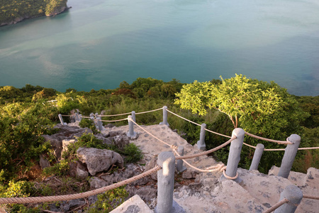 用绳索在山景风景秀丽的岛屿上的自然步道