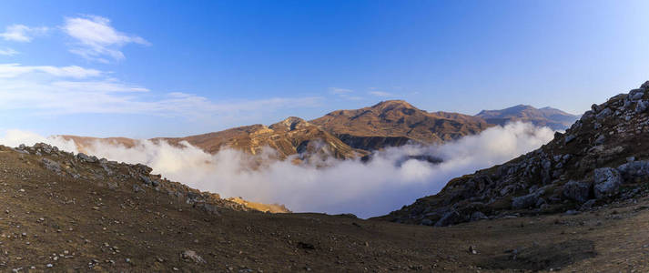 山区的 Gryz.Azerbaijan 村的日落