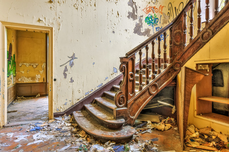 腐朽的楼梯在废弃的庄园