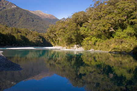 山地湖