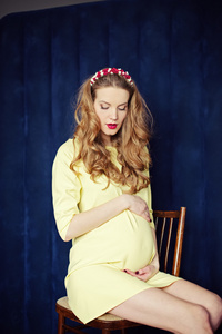 美丽的怀孕女人，在首页的肖像
