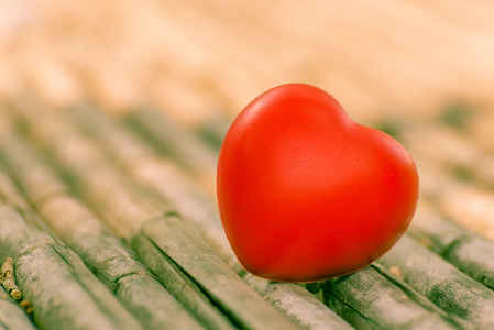 红色的心，在情人节与木材的背景