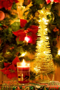 神奇的圣诞蜡烛和金色的树
