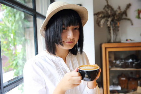 亚洲的年轻女子在咖啡厅喝咖啡画像