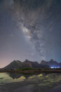 景观的银河在夜空在考山姆三百峰国家公园，在泰国巴蜀府省