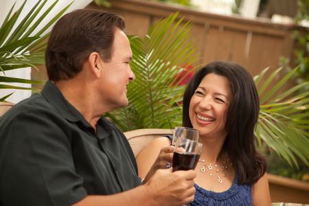 有吸引力的西班牙裔和高加索裔夫妇享受葡萄酒