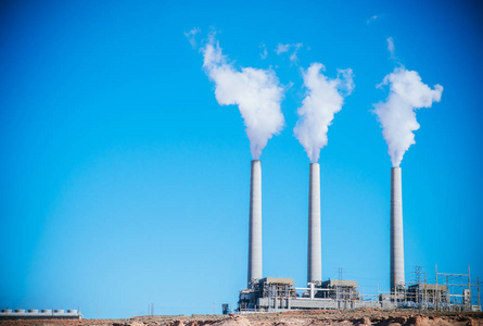 煤电厂能源和烟出从堆栈与蓝蓝的天空背景
