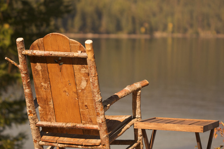 带椅子和桌子的宁静的早晨湖景