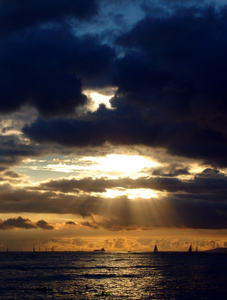 日落于船只和船只。 夏威夷