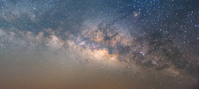 显然银河在夜空与 100 万星