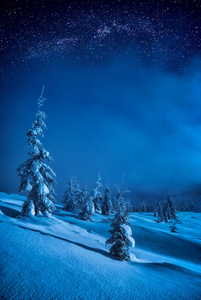 山谷覆盖着白雪的月亮的光芒