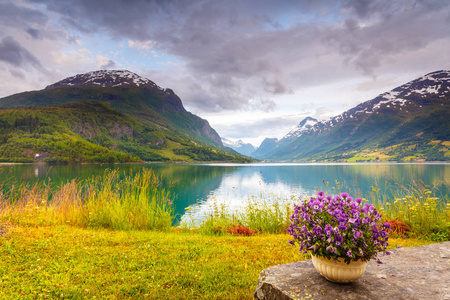 高山景观 峡湾和休息的地方挪威
