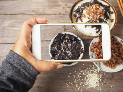 用米饭和智能手机拍摄纳豆的照片
