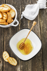 由新鲜花香或石灰蜂蜜中用于简单的灰色木背景蜂蜜的主轴漆包线简单村碗蜂窝蜜蜂蜡。顶视图