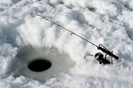 鱼竿和鱼卷冰钓