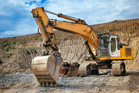 工业重型挖掘机从公路建设站点加载土壤材料