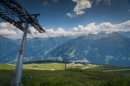在夏季的奥地利阿尔卑斯山的索道缆车