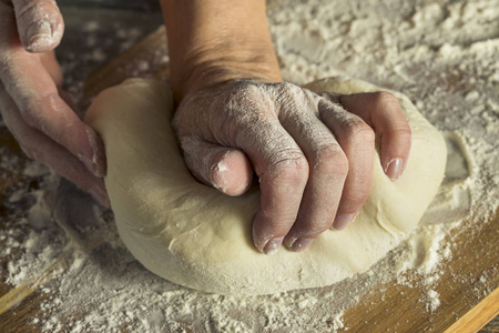 手工制作有机面包面团在女人手里