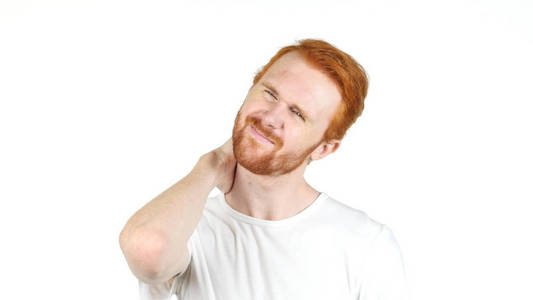 有颈部疼痛的红头发男人的肖像，感觉疲惫，白色背景