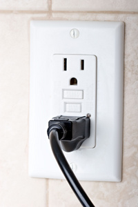 电源线插入墙上的插座