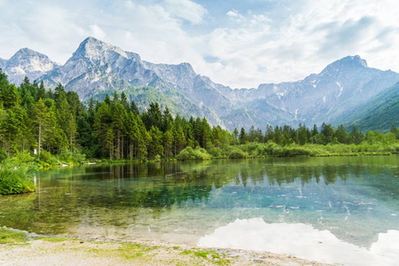 阿尔卑斯山和在奥地利的 Almsee 湖