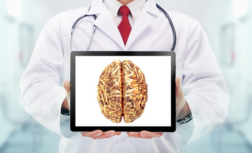 医生用听诊器和医院在手上的金色大脑