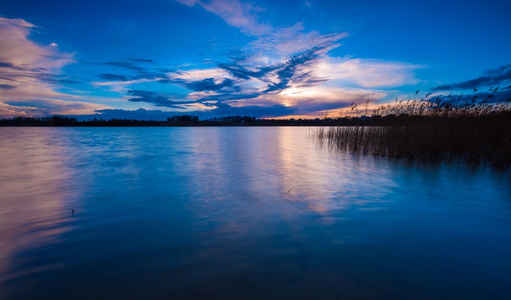 多彩的夕阳的天空美丽的湖。宁静的风景中充满活力