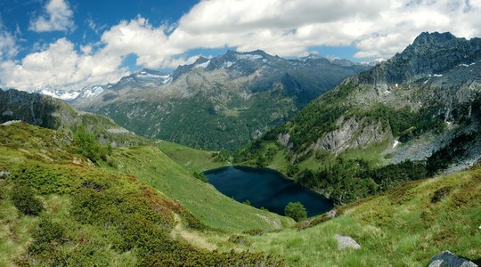 高山湖泊的山地景观